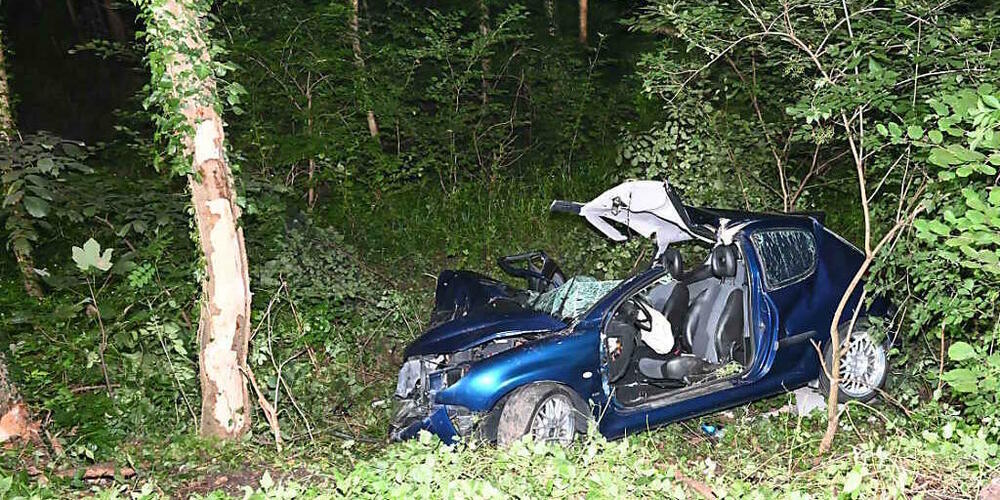Die Feuerwehr musste die eingeklemmte Mitfahrerin aus dem Auto befreien.