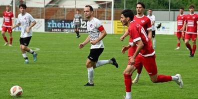Menderes Caglar versucht das Spiel des Heimteams anzukurbeln, beobachtet von Endrit Leka, dem stärksten Montlinger an diesem Nachmittag. 