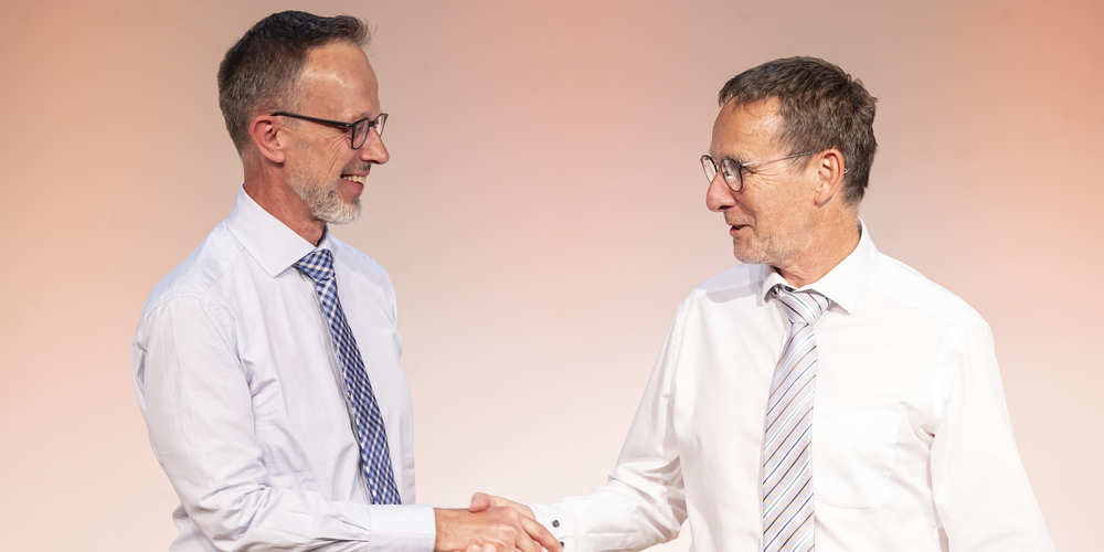 Stabsübergabe: Ruedi Rüfenacht, ehemaliger Stadtpräsident Wetzikon, übergibt das Präsidium an Andreas Bühler, Gemeindepräsident Hinwil.