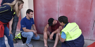 Was ist passiert und welche Hilfe benötigt der Verletzte?: Die Samariter der Region probieren in gemischter Gruppe so schnell wie  möglich Erste Hilfe zu leisten. 