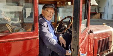 Peter Iczkovits in seinem Chevrolet von 1926, den er zufällig erwerben konnte. Er erinnert ihn an die Zeit, als sein Urgrossvater in Ungarn die GM-Vertretung erhielt.
