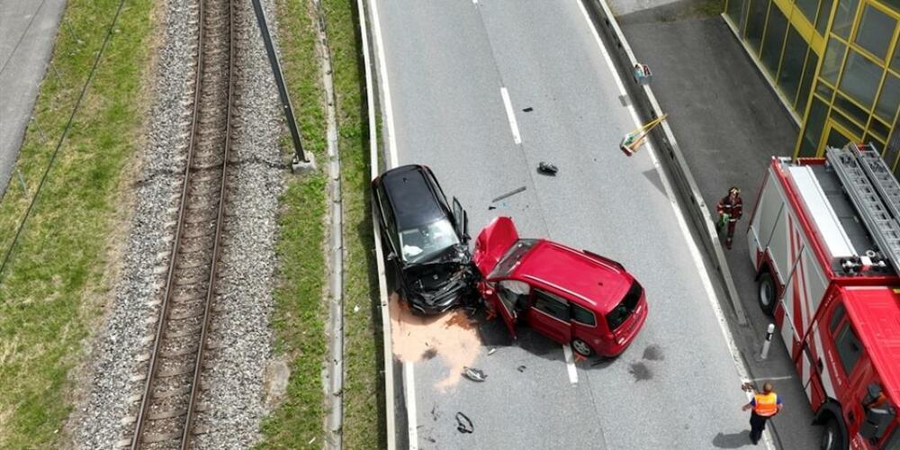 Die beiden Autos kollidierten auf der Nationalstrasse in Fideris im Prättigau in einer langgezogenen Kurve.