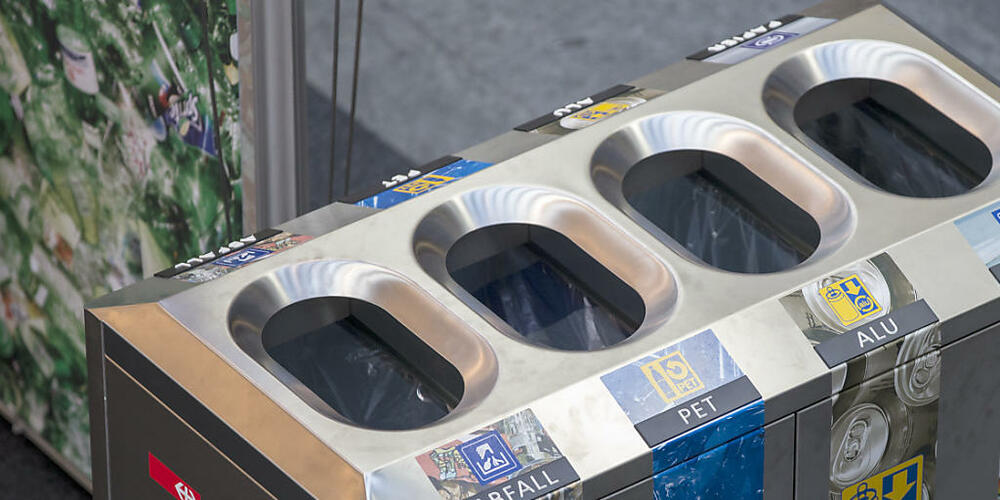Vorbild SBB: Solche Recyclingstationen wie an Bahnhöfen sollen auch in Gemeinden aufgestellt werden, allerdings nur an stark frequentierten Orten. Dies fordert der Kantonsrat. (Archivbild)