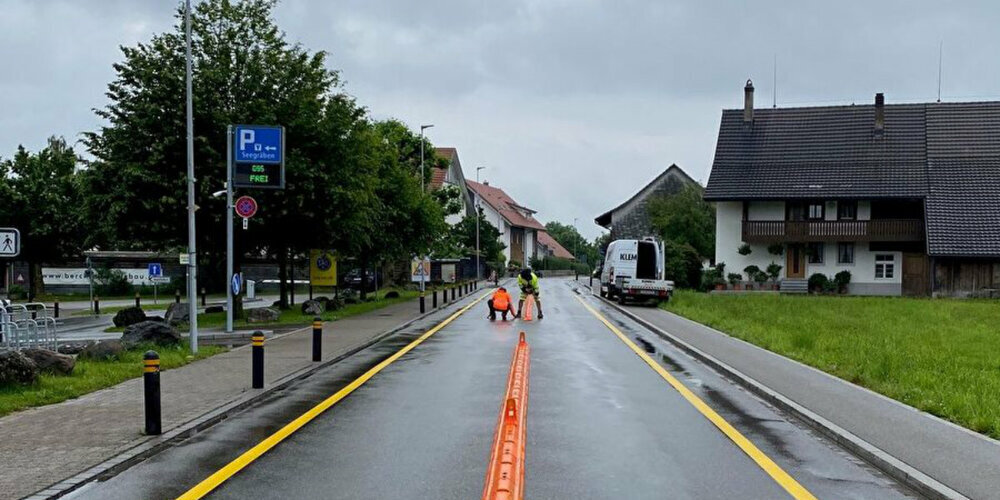 Auf der Rutschbergstrasse wird mittels Markierungen die Fahrbahn getrennt.
