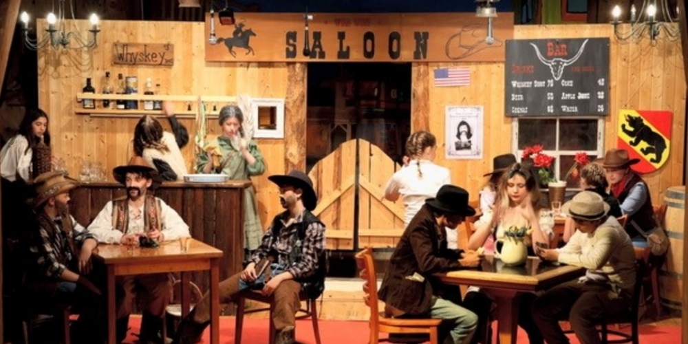 Selbstgebastelte Bühnenbilder wie der Saloon...