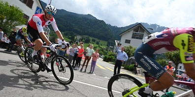 Begeisterte Zuschauer in Reichenburg, als die Tour de Suisse am 10. Juni kurz nach 14 Uhr durchrast.