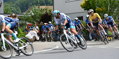Begeisterte Zuschauer in Reichenburg, als die Tour de Suisse am 10. Juni kurz nach 14 Uhr durchrast.