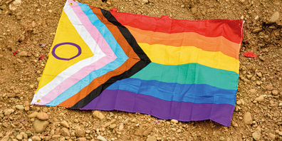 Die aktuellste Prideflagge. Neu ist ganz links die integrierte Intersexualität