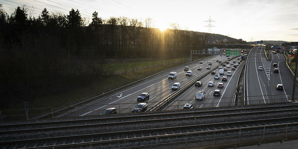 Solaranlagen stören entlang von Strassen weniger – weil die Landschaft ohnehin schon belastet ist. Die Baudirektion prüft nun, was bei Kantonsstrassen möglich wäre. (Archivbild)