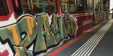 So kennt man die Bahn definitiv nicht. Passiert ist es in einer der Wochenend-Nächte.