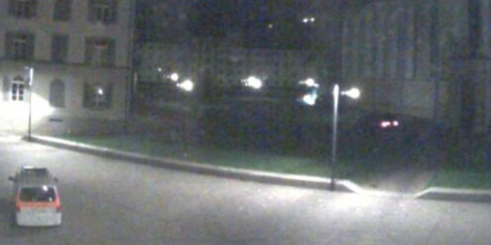 Eine Patrouille der Stadtpolizei St.Gallen traf um 00:30 Uhr auf dem Klosterplatz ein.