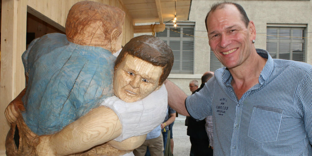 Sohn Karl Meli Jr. mit der Holzskulptur «Karl Meli 1971» an der Eröffnung des Hoselupf-Stübli.