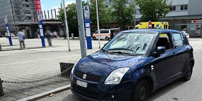 Auf dem Bahnhofplatz in Wil kam es zu einer Kollision zwischen einem Auto und einem Fussgänger.