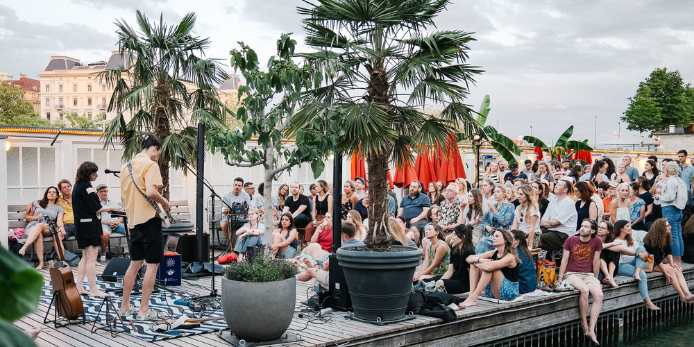 Mit der Konzertreihe «Live am Mittwuch» verwandelt sich die Barfussbar in der historischen Frauenbadi während der Sommermonate in eine Konzert-Location für aufstrebende Musikerinnen und Musiker.