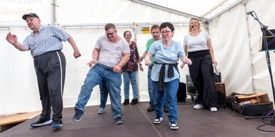 Auch die Schauspielerin Susanne Kunz (hinten rechts) hatte auf der offenen Bühne ihren Auftritt.