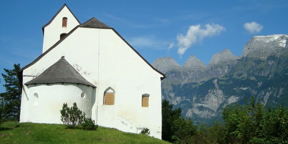 Über die Hochebene  geht es weiter via Forggels zur Kapelle St.Georgen.
