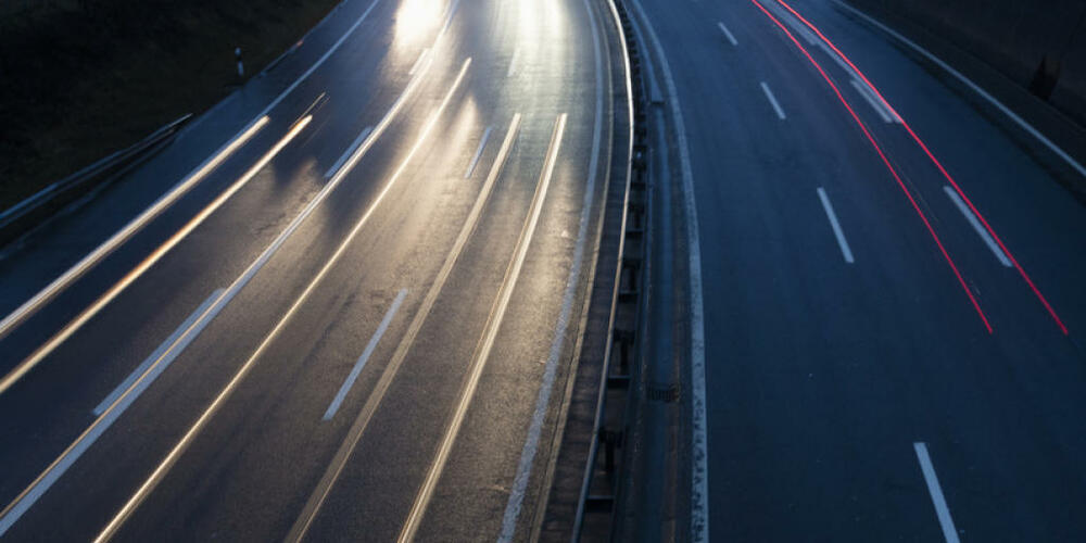 Wegen Bauchschmerzen hat ein Autofahrer im Kerenzerberg-Tunnel gewendet und ist elf Kilometer auf der falschen Seite der A3 zurückgefahren. Das Bezirksgericht Zürich konnte am Dienstag aber kein Urteil fällen.  (Symbolbild)
