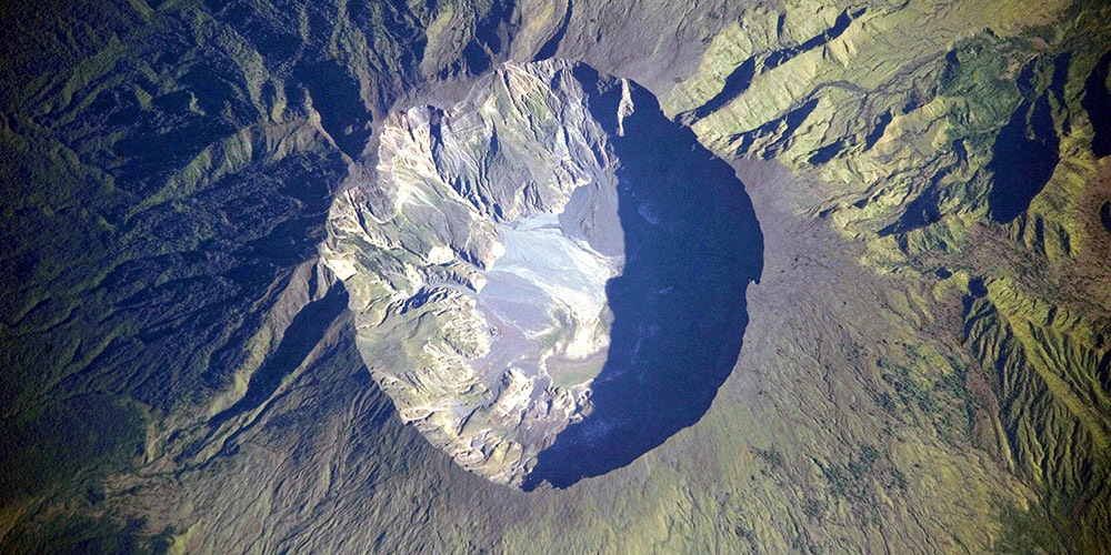 Der Krater des Tambora zeugt noch heute vom Ausmass des Ausbruchs – er hat einen Durchmesser von rund sieben Kilometern
