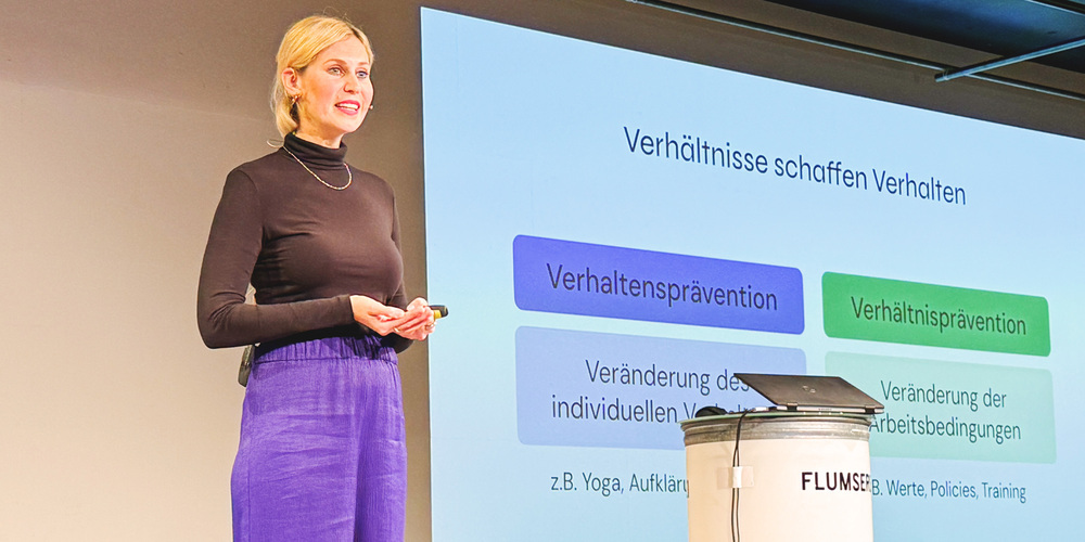 Eva Elisa Schneider forderte, dass moderne Unternehmen Gesundheit zunehmend in den Mittelpunkt rücken sollen, denn Leistung und Gesundheit gehen Hand in Hand