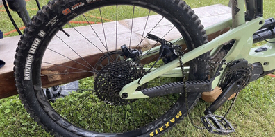 Zeugen gesucht: Ein Auto hat am Flumserberg ein E-Bike überfahren und ist danach einfach weggefahren. 