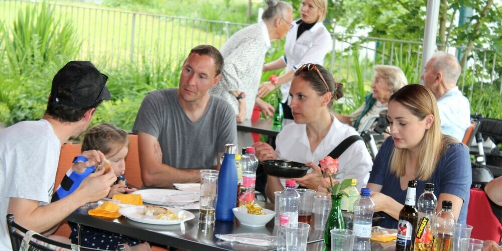 Auch dieses Jahr wurde am Rosenau-Fest ausgiebig gefeiert. Nicht einmal der zeitweise einsetzende Regen konnte die Feierlust der Leute ausbremsen. 