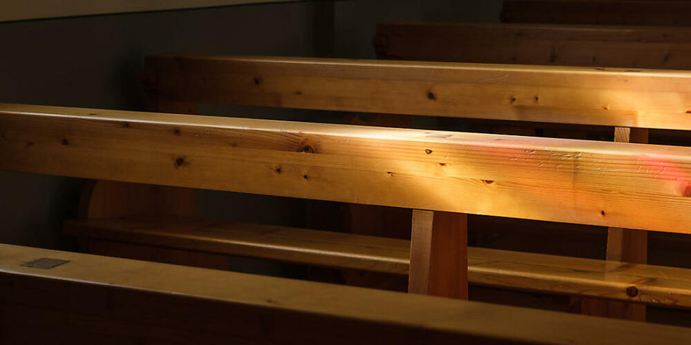 Ein psychisch kranker Mann randalierte in einer katholischen Kirche. Das Verwaltungsgericht kam nun zum Schluss, dass Waffen bei ihm nicht gut aufgehoben sind – obwohl er «Survival-Experte» ist und Walderlebnisse anbietet. (Symbolbild)