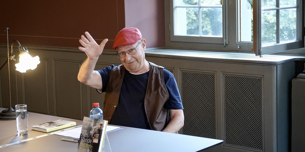 Urs Habegger liest erneut aus seinem Buch «Am Rande mittendrin» vor.