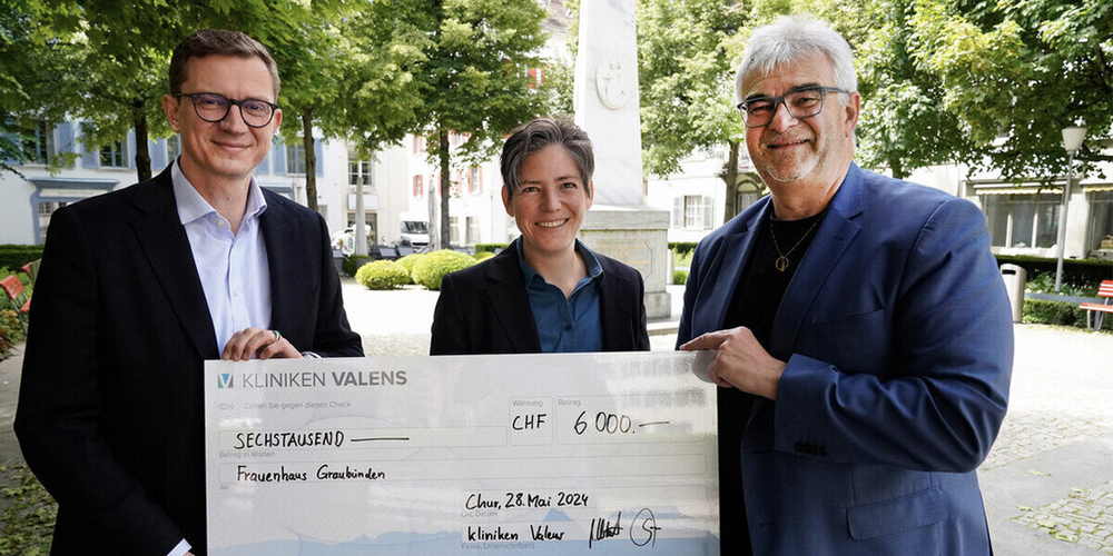 Symbolische Übergabe: Stefan Noll (links) und Michael Härtel und mit dem Scheck für Tanja Pfamatter, Leiterin des Frauenhauses Graubünden ad Interim. 