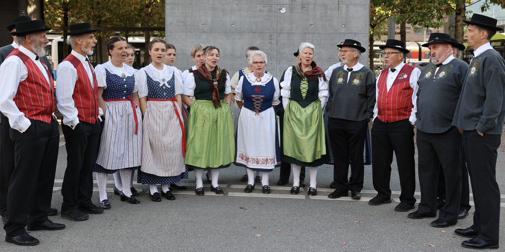 Singen sich auf Anhieb in die Herzen: Die Jodlerinnen und Jodler aus Sargans und Niederurnen überzeugen an ihrem ersten gemeinsamen Auftritt beim Busbahnhof in Sargans.