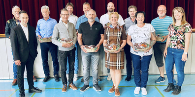 Haben allen Grund zu lächeln: Die Jubilarinnen und Jubilare der Grüninger Mühlen, die Bald-Pensionierten sowie die Geschäftsleitung. 