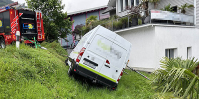 Der Lieferwagen macht sich selbstständig und rollte die Böschung hinunter. 