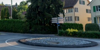In Fällanden wird in einem Pilotbetrieb der Einsatz einer Lichtsignalanlage zur Busbevorzugung geprüft.