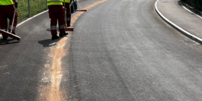 Oelspur durch das Dorf.