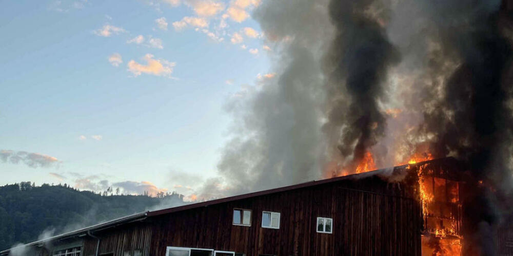 Eine Scheune in Dagmersellen an der Grenze zu Reiden hat am frühen Mittwochmorgen Feuer gefangen.