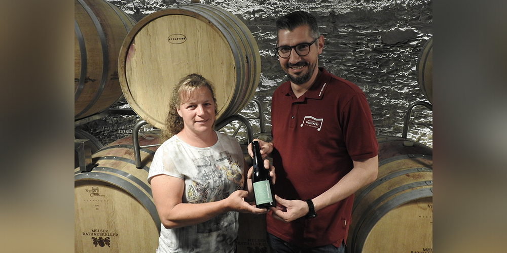 Bereit, am «Kantonalen» kredenzt zu werden: der neue «Naturalis Souvignier», präsentiert von Winzerin Romana Willi und Lukas Ackermann, OK-Mitglied des KMF24.