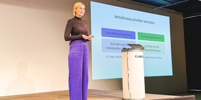 Eva Elisa Schneider forderte, dass moderne Unternehmen Gesundheit zunehmend in den Mittelpunkt rücken sollen, denn Leistung und Gesundheit gehen Hand in Hand.