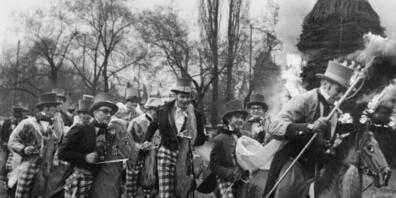 Im Jahr 1965 war der Einsatz von echten Pferden wegen der Pferde-Influenza nicht möglich. Nun werden die alten Steckenpferde für das Sechseläuten in Heiden aus dem Lager geholt. (Archivbild)