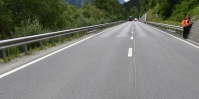 Die Mitfahrerin und der Fahrer des Motorrads, der schliesslich auch stürzte, mussten schwer verletzt nach Chur geflogen werden.