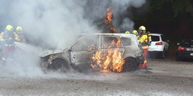 Dieses Auto geriet beim Parkplatz Eich in Brand. Die ausgerückte Feuerwehr konnte den Brand löschen.