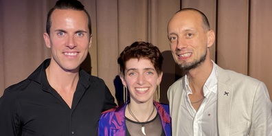 Von Links: Werk 1 Restaurantleiter Michael Grey, The Voice of Germany 2022 Anny Ogrezeanu und Simon Fischer, Betriebsleiter des Werk 1.