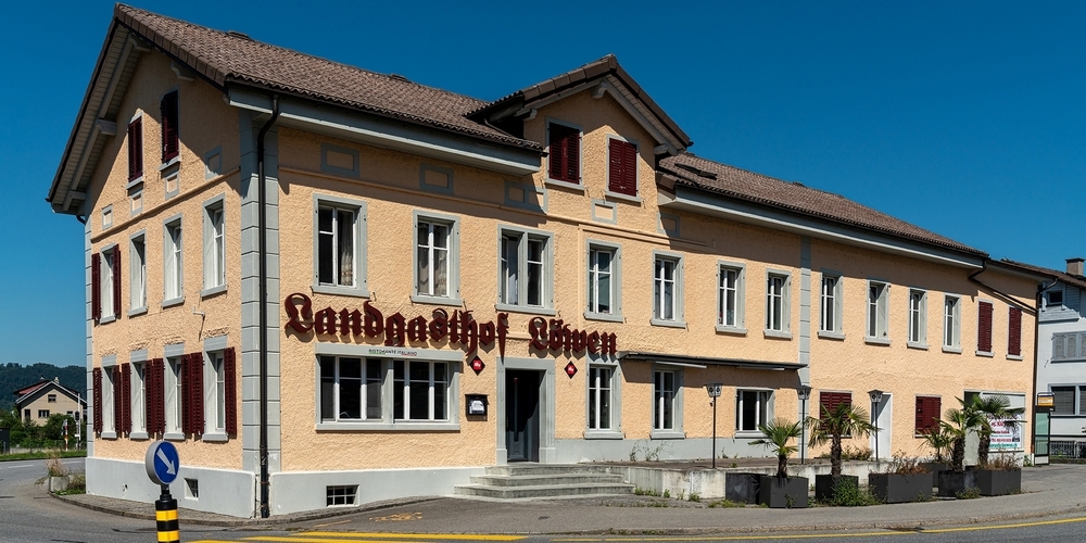 Nach dem Umbau steht der frühere Landgasthof «Löwen» nahe des Schänner Gemeindehauses seit Juni 2024 als kollektive Asylunterkunft bereit. (Archivbild)