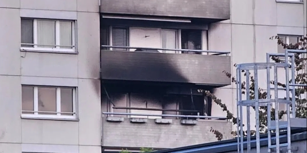 Brandspuren an einem Mehrfamilienhaus in Nussbaumen.