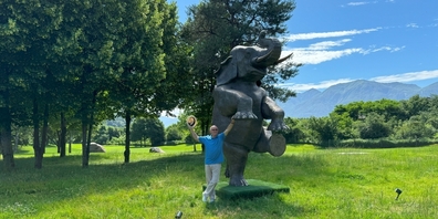 Der Künstler und sein Werk: Rolf Knie mit dem «Happy Elephant» von Losone.
