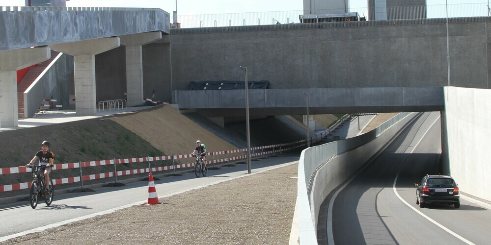 «Ein klassischer Planungsfehler, der bei einer Planung für Autos nie passieren würde», urteilt Pro Velo. In Schwamendingen müssen sich Velos das  Weglein mit den Fussgängern teilen, wie vor 20 Jahren.