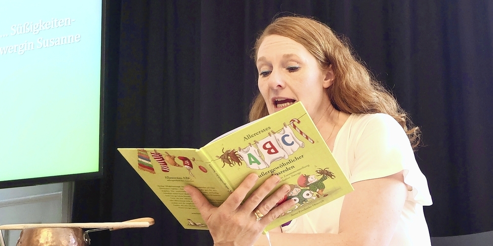 Anne-Friederike Heinrich, Organisatorin der Kinderbuchmesse und selbst Kinderbuchautorin, bei einer Lesung im vergangenen Jahr.