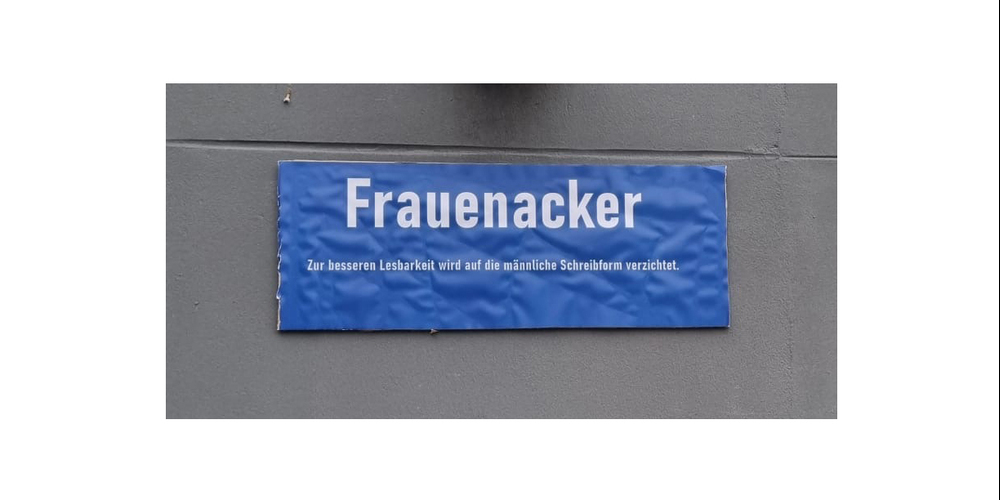 Anlässlich des Frauenstreiks hängt dieses Schild am Gebäude der EKZ beim Herrenacker.