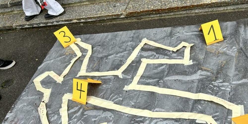 Um der Forderung nach einem Frauenhaus Nachdruck zu verschaffen, inszenierte die Juso vor dem Regierungsgebäude einen Tatort.