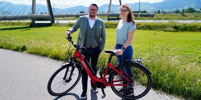 Bankleiter Andreas Schmid übergibt der Gewinnerin Gisela Blatter das E-Bike Nummer 7, das unter den Teilnehmenden der Urabstimmung verlost wurde.
