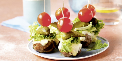 Kleine Meatball-Burger sind der Party-Hit als Apéro oder für ein Buffet im Garten.
