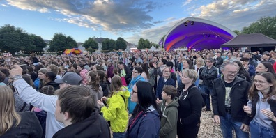 Voller Festplatz beim Konzert von Remo Forrer.